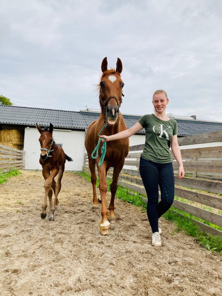 Natacha Lund Rasmussen og to heste